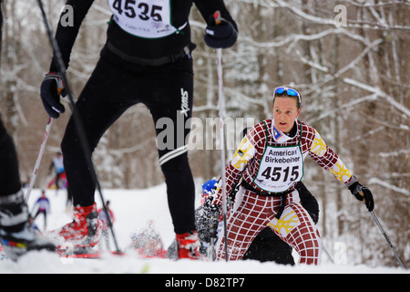 I concorrenti affrontare una salita sul sentiero tra cavo e Hayward, Wisconsin durante l'American Birkebeiner il 23 febbraio 2013. Foto Stock