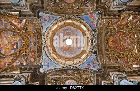 PALERMO - Aprile 8: Cupola e il soffitto dalla chiesa barocca di San Giuseppe dei Teatini Aprile 8, 2013 a Palermo, Italia. Foto Stock