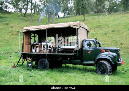 Casa vacanze sul retro di un autocarro proprietario terriero scozzese Walter Micklethwait ha aperto del paese più bizzarre resort - nel retro di un vecchio camion dell'esercito! Il 33 enne ha acquistato un 1954 fuoco ausiliario autocarro con una vista per dare un make-over e soprannominato il "Birra Moth'. E di aver trasformato in una casa vacanze con l'installazione di un letto in stile vittoriano, fornelli, tavolo, sedie e armadi, il resort è già in esecuzione. Walter dice, "Ho adornato con un letto e una stufa Rayburn che è seduto su un pezzo di ardesia proveniente da un vecchio tavolo da biliardo. Vi è un tavolo e sedie e parquet Foto Stock