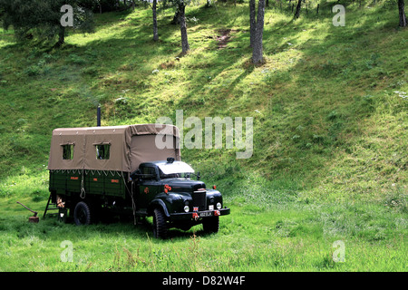 Casa vacanze sul retro di un autocarro proprietario terriero scozzese Walter Micklethwait ha aperto del paese più bizzarre resort - nel retro di un vecchio camion dell'esercito! Il 33 enne ha acquistato un 1954 fuoco ausiliario autocarro con una vista per dare un make-over e soprannominato il "Birra Moth'. E di aver trasformato in una casa vacanze con l'installazione di un letto in stile vittoriano, fornelli, tavolo, sedie e armadi, il resort è già in esecuzione. Walter dice, "Ho adornato con un letto e una stufa Rayburn che è seduto su un pezzo di ardesia proveniente da un vecchio tavolo da biliardo. Vi è un tavolo e sedie e parquet Foto Stock