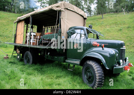 Casa vacanze sul retro di un autocarro proprietario terriero scozzese Walter Micklethwait ha aperto del paese più bizzarre resort - nel retro di un vecchio camion dell'esercito! Il 33 enne ha acquistato un 1954 fuoco ausiliario autocarro con una vista per dare un make-over e soprannominato il "Birra Moth'. E di aver trasformato in una casa vacanze con l'installazione di un letto in stile vittoriano, fornelli, tavolo, sedie e armadi, il resort è già in esecuzione. Walter dice, "Ho adornato con un letto e una stufa Rayburn che è seduto su un pezzo di ardesia proveniente da un vecchio tavolo da biliardo. Vi è un tavolo e sedie e parquet Foto Stock