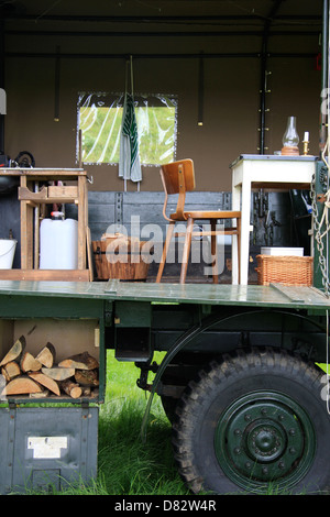 Casa vacanze sul retro di un autocarro proprietario terriero scozzese Walter Micklethwait ha aperto del paese più bizzarre resort - nel retro di un vecchio camion dell'esercito! Il 33 enne ha acquistato un 1954 fuoco ausiliario autocarro con una vista per dare un make-over e soprannominato il "Birra Moth'. E di aver trasformato in una casa vacanze con l'installazione di un letto in stile vittoriano, fornelli, tavolo, sedie e armadi, il resort è già in esecuzione. Walter dice, "Ho adornato con un letto e una stufa Rayburn che è seduto su un pezzo di ardesia proveniente da un vecchio tavolo da biliardo. Vi è un tavolo e sedie e parquet Foto Stock