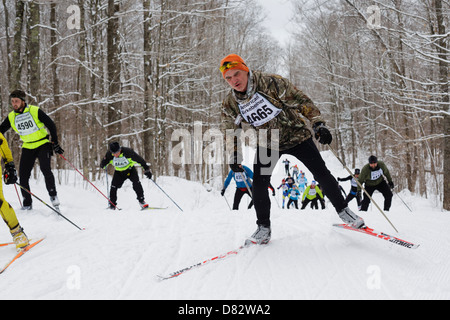 I concorrenti affrontare una salita sul sentiero tra cavo e Hayward, Wisconsin durante l'American Birkebeiner il 23 febbraio 2013. Foto Stock