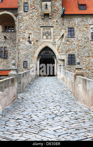 L'ingresso principale del castello di Bouzov, Repubblica Ceca Foto Stock