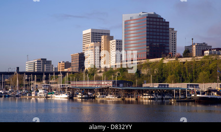 Sunrise appare come la luce colpisce il Tacoma Washington waterfront nel nord-ovest degli Stati Uniti Foto Stock