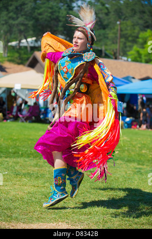 Un nativo non identificato donna Indiana che prende parte al Mariposa ventesimo annuale di Pow Wow in California Foto Stock