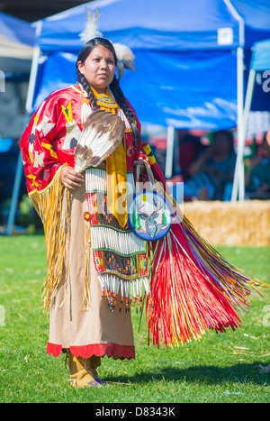 Un nativo non identificato donna Indiana che prende parte al Mariposa ventesimo annuale di Pow Wow in California Foto Stock