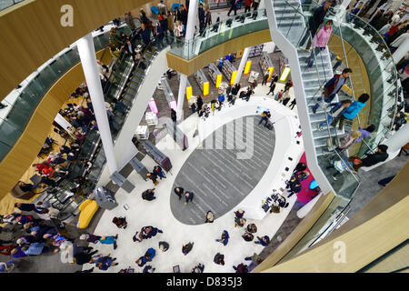 Liverpool, Regno Unito. Il 17 maggio 2013. Visitatori visualizza l'atrio centrale del Liverpool Central Library su è ufficiale la riapertura dopo un £50m rinnovo. Credito: Andrew Paterson / Alamy Live News Foto Stock