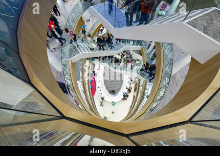 Liverpool, Regno Unito. Il 17 maggio 2013. Visitatori visualizza l'atrio centrale del Liverpool Central Library su è ufficiale la riapertura dopo un £50m rinnovo. Credito: Andrew Paterson / Alamy Live News Foto Stock