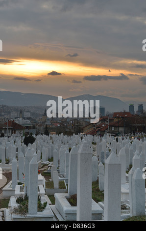 Le tombe delle vittime della guerra civile in dei martiri Memorial Cemetery Kovaci con Alija Izetbegovic tomba, Sarajevo, Bosnia ed Erzegovina Foto Stock