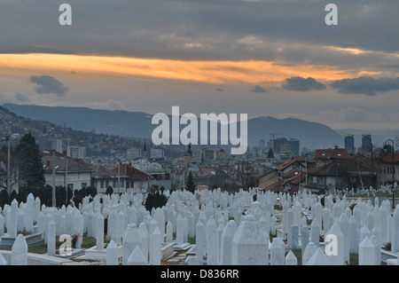 Le tombe delle vittime della guerra civile in dei martiri Memorial Cemetery Kovaci con Alija Izetbegovic tomba, Sarajevo, Bosnia ed Erzegovina Foto Stock