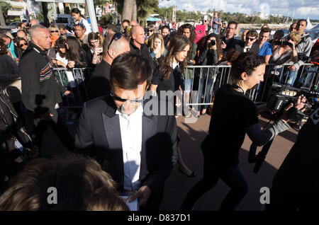 Cannes, Francia. Il 17 maggio 2013. Direttore francese Francois ozono e attrice francese Marine Vacth firma autografi prima di prendere parte allo show televisivo "Le Grand Journal' sul set di TV francese Canal+ durante il 66° festival del cinema di Cannes il 17 maggio 2013 a Cannes. Credito: jonatha borzicchi editoriale / Alamy Live News Foto Stock