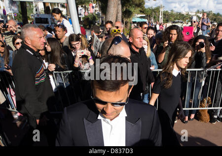 Cannes, Francia. Il 17 maggio 2013. Direttore francese Francois ozono e attrice francese Marine Vacth firma autografi prima di prendere parte allo show televisivo "Le Grand Journal' sul set di TV francese Canal+ durante il 66° festival del cinema di Cannes il 17 maggio 2013 a Cannes. Credito: jonatha borzicchi editoriale / Alamy Live News Foto Stock