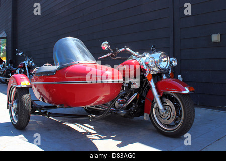 Un rosso Harley Davidson con lato attaccato auto a Myrtle Beach Bike Week 2013, 14 maggio 2013 Foto Stock