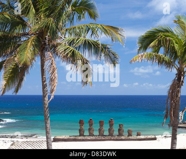 AHU Nao-Nao, una piattaforma in pietra con 7 moai sulla spiaggia di sabbia di corallo bianca di Anakena nel Parco Nazionale di Rapa Nui che si affaccia su una vista dell'Oceano Pacifico Foto Stock