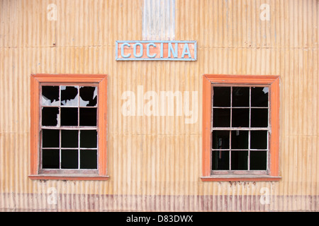 Abbandonata cocina (cucina) esterna con finestre intemperie e rotto vetro a Estancia San Gregorio nel Cile Patagoniano. Accedi in lingua spagnola Foto Stock