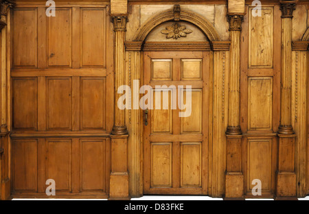 In pannelli di legno e muro una porta ad arco architettura vittoriana interni in stile Foto Stock