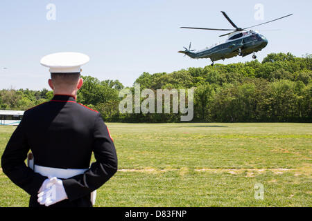 Baltimore, Maryland, Stati Uniti d'America. Il 17 maggio 2013. Il Presidente degli Stati Uniti Barack Obama arriva a Baltimora, Maryland a bordo di una marina il 17 maggio 2013..Credit: Kristoffer Tripplaar / Pool via CNP/Alamy Live News Foto Stock