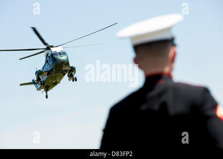 Baltimore, Maryland, Stati Uniti d'America. Il 17 maggio 2013. Il Presidente degli Stati Uniti Barack Obama arriva a Baltimora, Maryland a bordo di una marina il 17 maggio 2013..Credit: Kristoffer Tripplaar / Pool via CNP/Alamy Live News Foto Stock