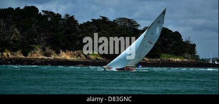 Yacht classico, nome : ?, in barca a vela nel Golfo di Morbihan, qui di fronte a "Ile Longue' nel golfo di Morbihan. Foto Stock