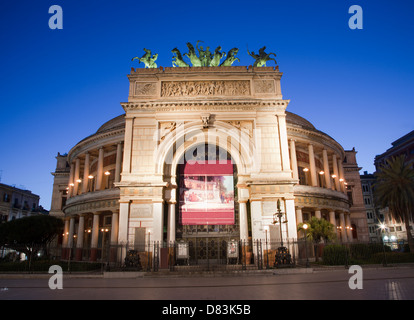 Palermo - Teatro Politeama Garibaldi nel crepuscolo Foto Stock