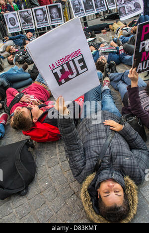 Parigi, Francia, dimostrazione anti-omofobia, Rally, Act Up-Paris, AIDS Activits, fase a 'Die-in' in memoria delle vittime di odio omofobo, in occasione della Giornata internazionale contro l'omofobia, 'IDAHOT', Holding segno di protesta, attivista giovanile lgbt flashmob COMMETTENDO violenza contro gli omosessuali Foto Stock