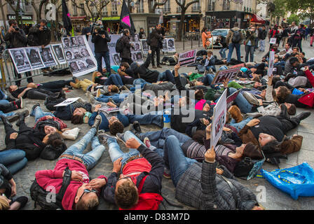 Parigi, Francia, dimostrazione antiomofobia, Rally, Act Up-Paris, AIDS Activits, mettere in scena un 'die-in' in memoria delle vittime dell'odio omofobico, alla giornata internazionale contro l'omofobia, 'IDAHOT', gente triste e numerosa, deposizione, proteste, proteste lgbt, strada Foto Stock