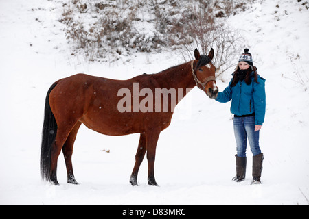 Giovane donna con cavallo Foto Stock