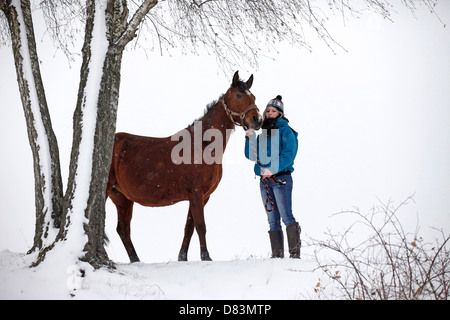 Giovane donna con cavallo Foto Stock