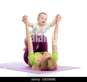 Madre con bambino facendo ginnastica ed esercizi per il fitness Foto Stock