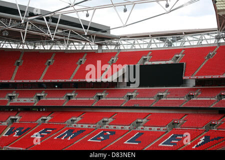 Il west stand con le grandi lettere "Wembley' è raffigurato in stadio di Wembley a Londra, in Gran Bretagna, 16 maggio 2013. La finale di UEFA Champions League si svolge presso lo stadio il 25 maggio 2013. Foto: Kevin Kurek Foto Stock