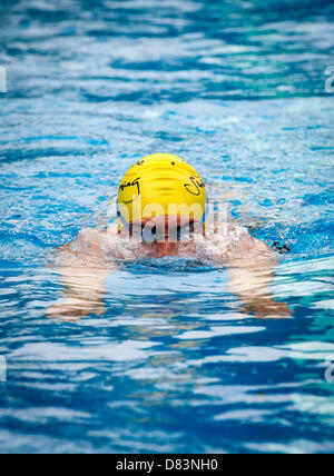 Cambridge, Regno Unito. Il 18 maggio 2013. La stagione di apertura del Gesù Lido verde Cambridge. La piscina esterna su Gesù il verde è di 90 anni ed è stato inaugurato oggi dal sindaco di Cambridge Sheila Stuart, che ha anche preso un tuffo in piscina. L'acqua temperatira era di 13 gradi. Credito: JAMES LINSELL-CLARK / Alamy Live News Foto Stock