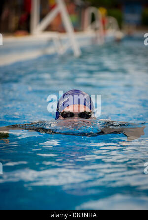 Cambridge, Regno Unito. Il 18 maggio 2013. La stagione di apertura del Gesù Lido verde Cambridge. La piscina esterna su Gesù il verde è di 90 anni ed è stato inaugurato oggi dal sindaco di Cambridge Sheila Stuart, che ha anche preso un tuffo in piscina. L'acqua temperatira era di 13 gradi. Credito: JAMES LINSELL-CLARK / Alamy Live News Foto Stock