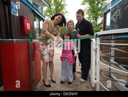 Cambridge, Regno Unito. Il 18 maggio 2013. La stagione di apertura del Gesù Lido verde Cambridge. La piscina esterna su Gesù il verde è di 90 anni ed è stato inaugurato oggi dal sindaco di Cambridge Sheila Stuart, che ha anche preso un tuffo in piscina. L'acqua temperatira era di 13 gradi. Credito: JAMES LINSELL-CLARK / Alamy Live News Foto Stock