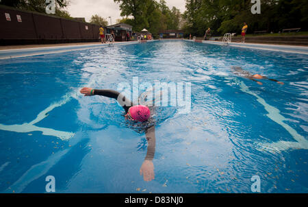 Cambridge, Regno Unito. Il 18 maggio 2013. La stagione di apertura del Gesù Lido verde Cambridge. La piscina esterna su Gesù il verde è di 90 anni ed è stato inaugurato oggi dal sindaco di Cambridge Sheila Stuart, che ha anche preso un tuffo in piscina. L'acqua temperatira era di 13 gradi. Credito: JAMES LINSELL-CLARK / Alamy Live News Foto Stock