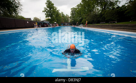 Cambridge, Regno Unito. Il 18 maggio 2013. La stagione di apertura del Gesù Lido verde Cambridge. La piscina esterna su Gesù il verde è di 90 anni ed è stato inaugurato oggi dal sindaco di Cambridge Sheila Stuart, che ha anche preso un tuffo in piscina. L'acqua temperatira era di 13 gradi. Credito: JAMES LINSELL-CLARK / Alamy Live News Foto Stock