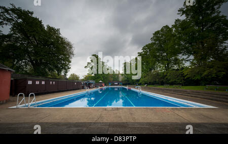 La stagione di apertura del Gesù Lido verde Cambridge. La piscina esterna su Gesù il verde è di 90 anni ed è stato inaugurato oggi dal sindaco di Cambridge Sheila Stuart, che ha anche preso un tuffo in piscina. L'acqua temperatira era di 13 gradi. Foto Stock