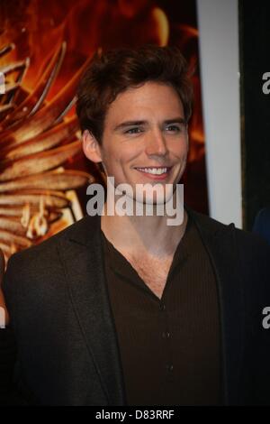 Cannes, Francia. Il 18 maggio 2013. Attore Sam Claflin assiste il photocall di 'Fame giochi: Incendio' durante il 66° Festival Internazionale del Cinema di Cannes all'Hotel Majestic a Cannes, Francia, il 18 maggio 2013. Foto: Hubert Boesl/dpa/Alamy Live News Foto Stock