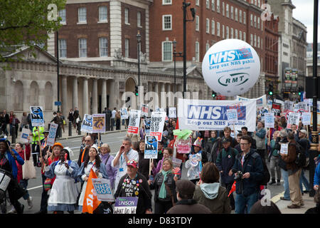 Londra, Regno Unito. Il 18 maggio 2013. Migliaia di fedeli hanno marciato da Waterloo a Downing Street in una dimostrazione contro i governi la manipolazione del NHS e il finanziamento proposto tagli. Credito: Nelson pereira / Alamy Live News Foto Stock