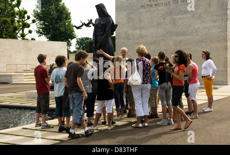 Paesi Bassi. A sud di Limburgo. MARGRATEN ; AMERICAN 2a guerra mondiale cimitero. I bambini che imparano il passato Foto Stock