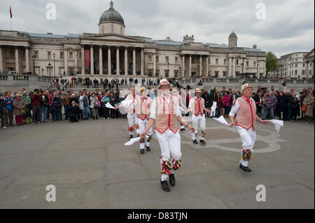 Londra, Regno Unito. 18.05.2013 Il Thaxted uomini Morris Dance in Trafalgar Square durante il giorno di Westminster di danza che si svolgono in varie posizioni all'interno di Westminster. Credito: Malcolm Park London events / Alamy Live News Foto Stock