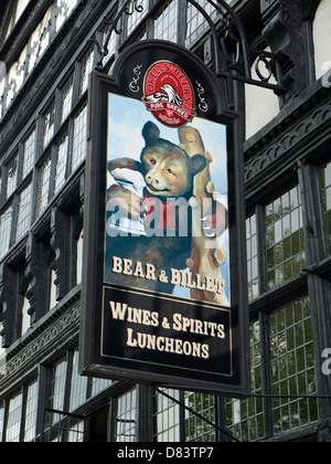 Bear & billetta pub sign in Chester Cheshire Regno Unito Foto Stock