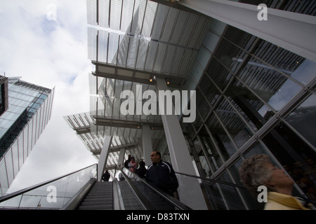 Le scale mobili all'esterno dello Shard di Londra conducono al livello della strada, collegando i visitatori a uno dei grattacieli più iconici della capitale e ai vicini hub di trasporto, tra cui la stazione di London Bridge, Londra, Regno Unito Foto Stock