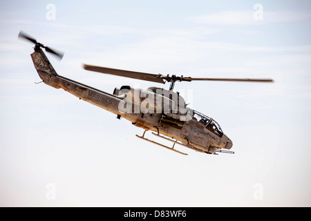 Un US Marine Corps AH-1W Super Cobra gunship durante un esercizio Aprile 30, 2013 in Afghanistan. Foto Stock