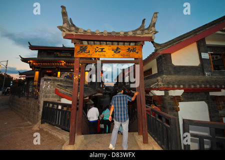 Ingresso di Lijiang antica città di Lijiang, Yunnan in Cina. Foto Stock