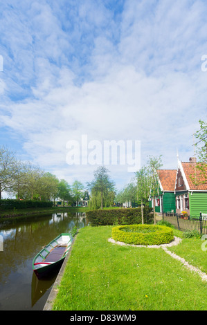 Tipico villaggio olandese di verde con case in legno e il fossato Foto Stock