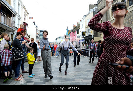 Brighton Regno Unito 18 maggio 2013 - folla guarda il teatro di strada agisce sulla frangia evento della città che fa parte del Festival di Brighton 2013 Foto Stock