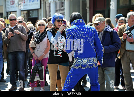 Brighton Regno Unito 18 maggio 2013 - Un Elvis Presley esecutore suona folle a frangia evento della città che fa parte del Festival di Brighton 2013 Foto Stock