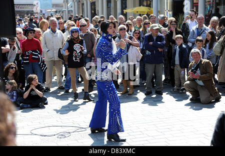 Brighton Regno Unito 18 maggio 2013 - Un Elvis Presley esecutore suona folle a frangia evento della città che fa parte del Festival di Brighton 2013 Foto Stock