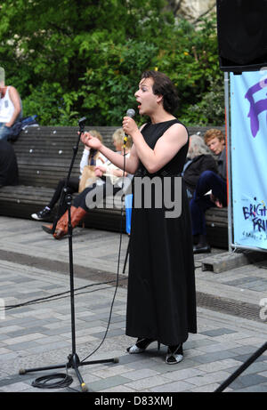 Brighton Regno Unito 18 maggio 2013 - cantante effettuando al Fringe evento della città che fa parte del Festival di Brighton 2013 Foto Stock